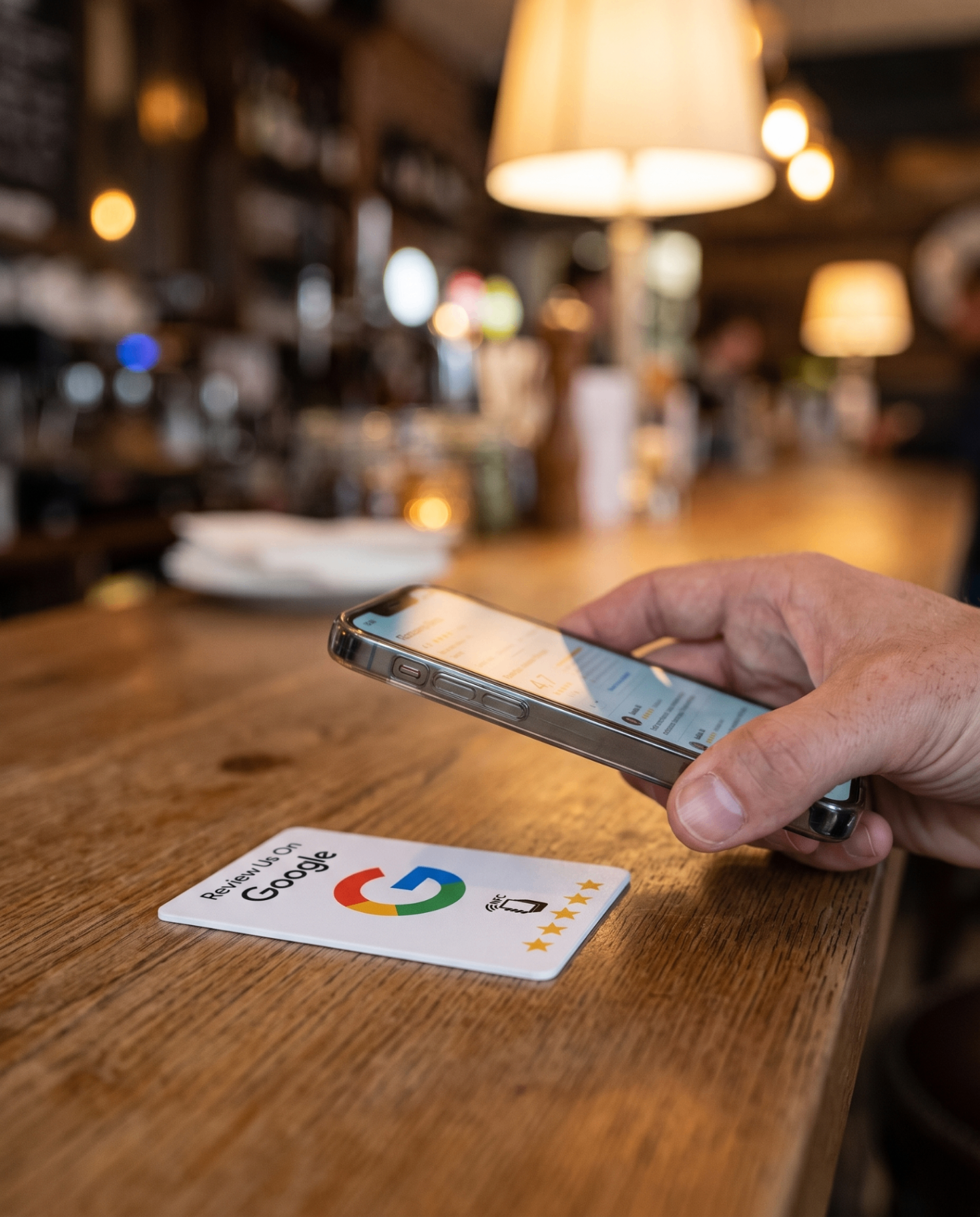 Cliente che avvicina il telefono alla card NFC al bancone